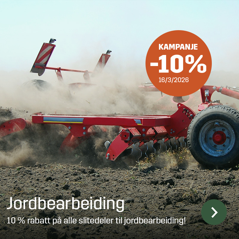 Jordbearbeidingsredskap i arbeid på jordet, der skiver bearbeider jorden og støv virvler rundt maskinen. Sagros slitedeler for jordbearbeiding brukes for å holde harver og kultivatorer i drift gjennom sesongen.