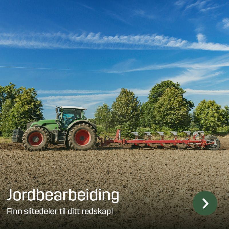 Traktor med plog arbeider på jordet og vender jorden i lange drag med trær i bakgrunnen. Sagros slitedeler brukes i jordbearbeidingsredskaper for effektiv bearbeiding før såing.
