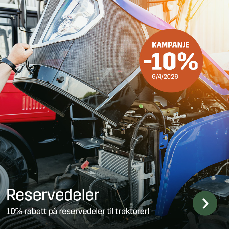 Fronten på en traktor med åpnet panser som viser radiator, slanger og motordeler under service. Sagros reservedeler til traktor brukes ved vedlikehold og reparasjon for å holde maskinen i drift gjennom sesongen.