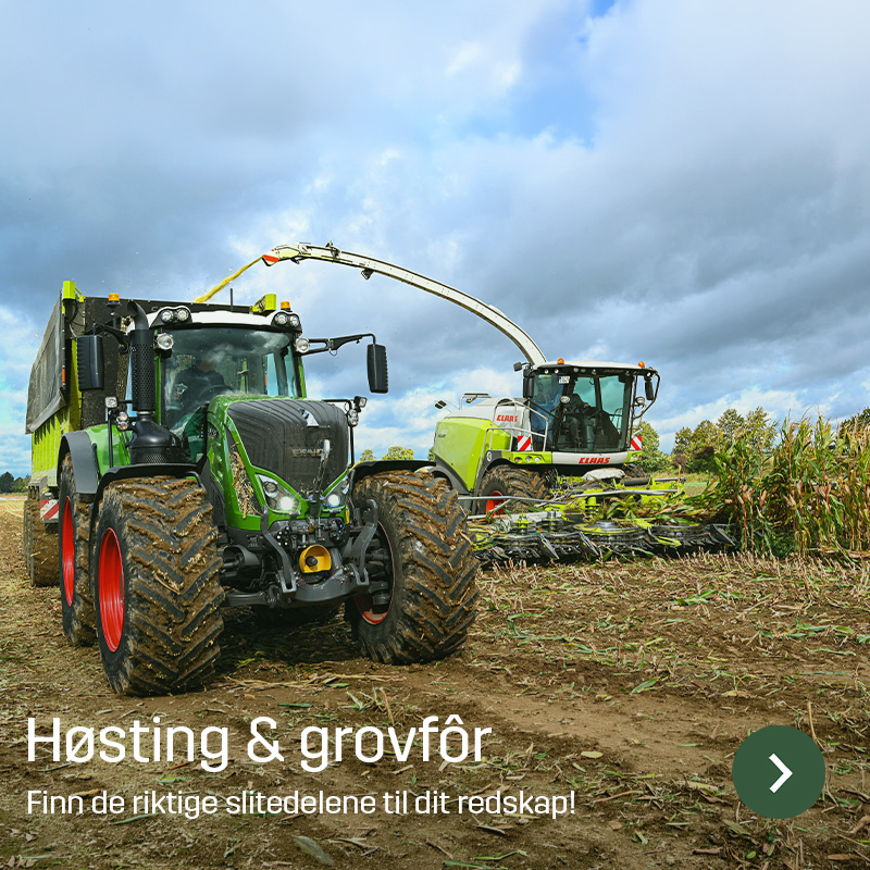Traktor med vogn kjører ved siden av en selvgående finsnitter som høster mais og blåser materialet over i vognen. Bildet viser grovfôrhøsting på jordet med maskiner som Sagros tilbyr slitedeler og reservedeler til.